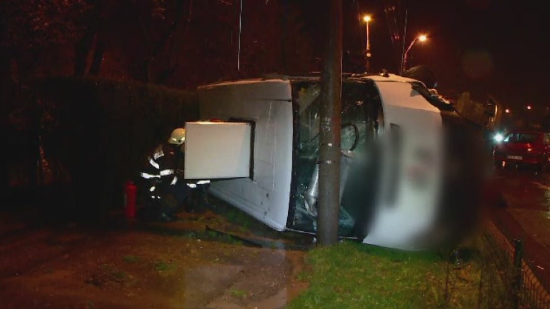 Patru raniti, dupa ce un tanar de 19 ani a intrat intr-o masina de transport valori. Soferul care ar fi vinovat e incepator