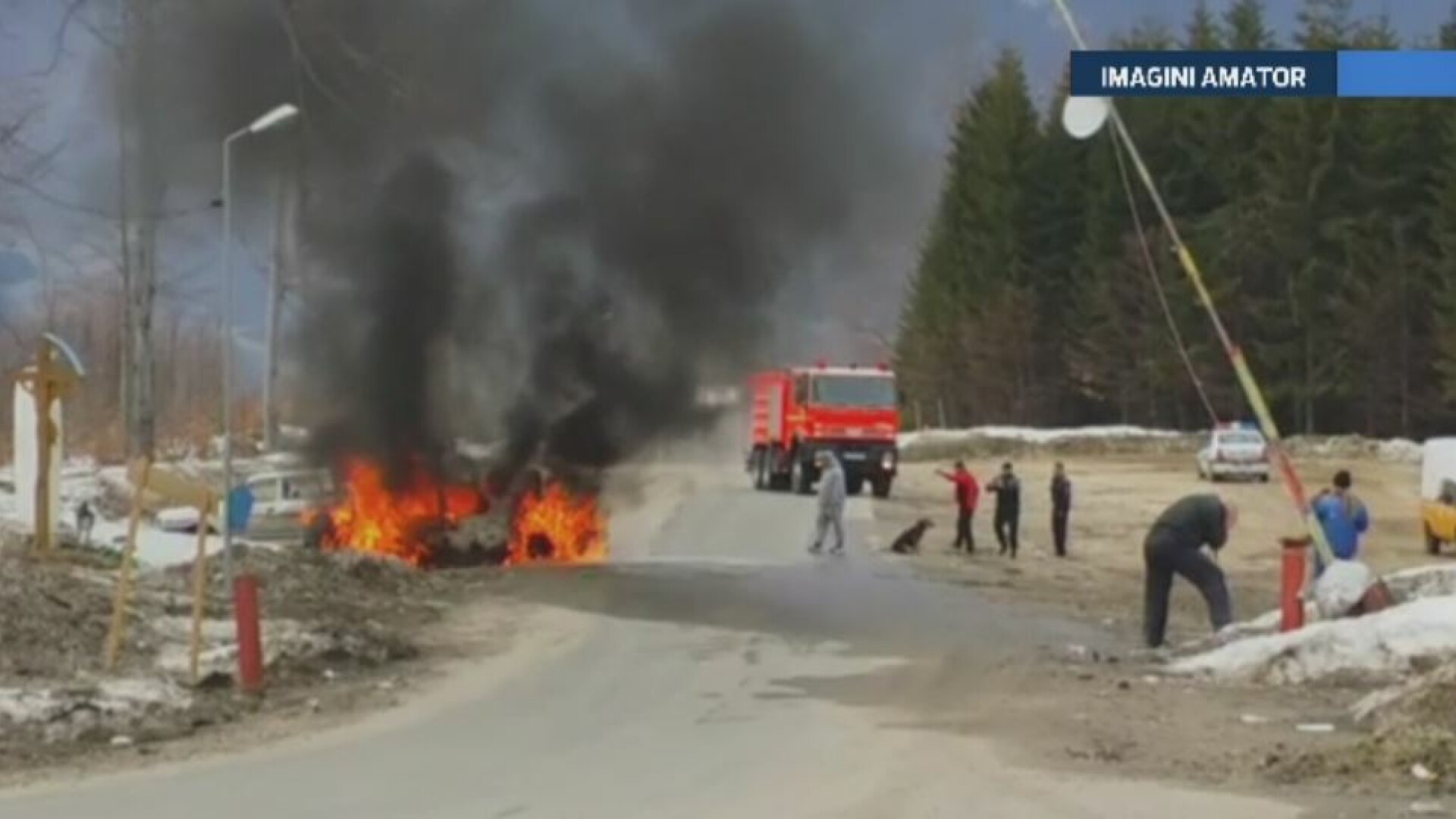 O masina de teren a luat foc in traficul din Valea Jiului. Soferul, salvat de un barbat care a vazut scantei sub autovehicul