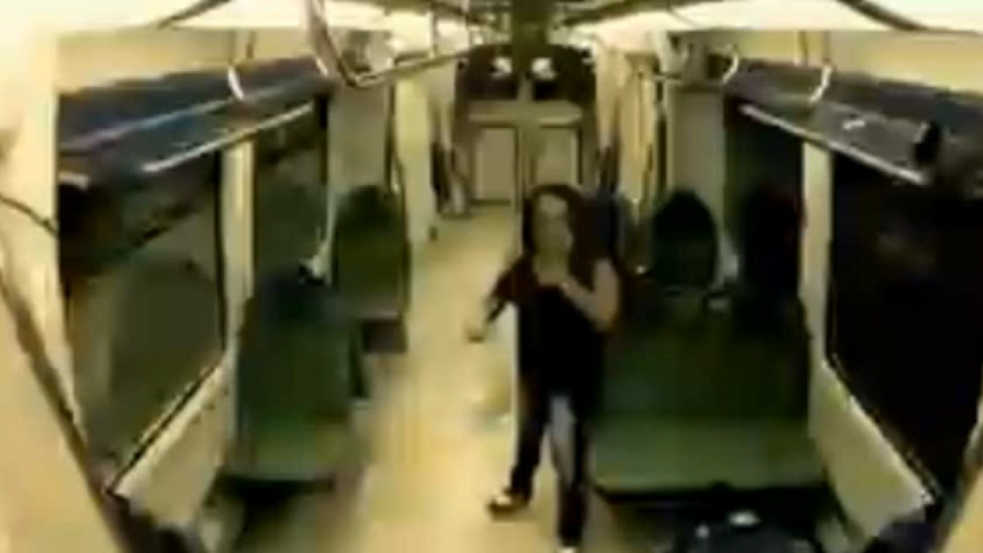 Femeie din Brazilia, atacata in metrou de "zombie". Farsa a fost pusa la cale de o televiziune. VIDEO