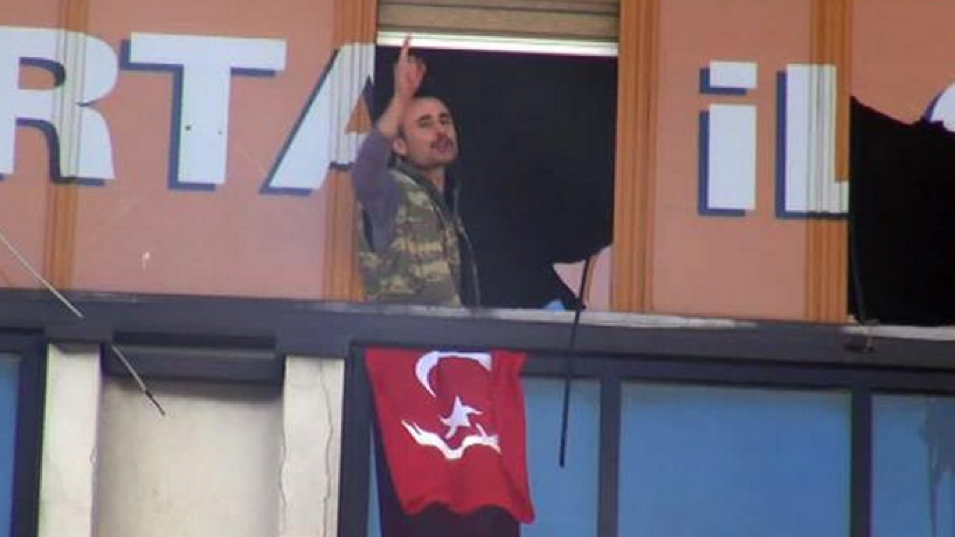 Doi barbati inarmati au intrat in sediul partidului AKP, din Istanbul. Cei doi ar fi fost retinuti de politisti