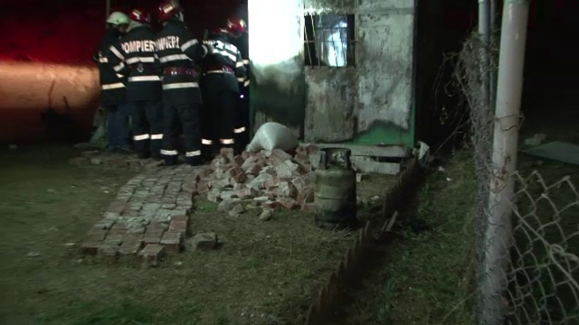 O improvizatie facuta acasa aproape l-a costat viata pe un barbat din Hunedoara. Butelia a explodat cu el in locuinta