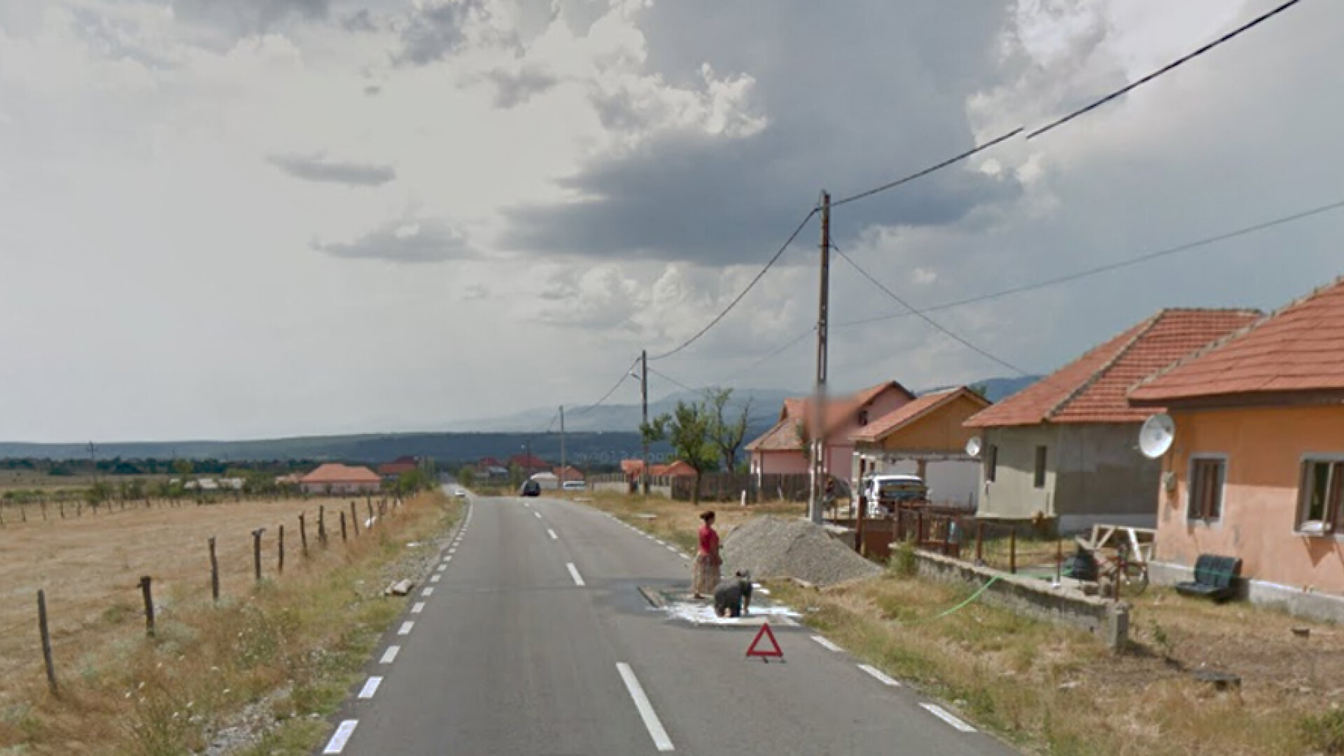 Descoperirea facuta de Google pe un drum judetean din Gorj. Motivul pentru care 2 femei au deviat circulatia