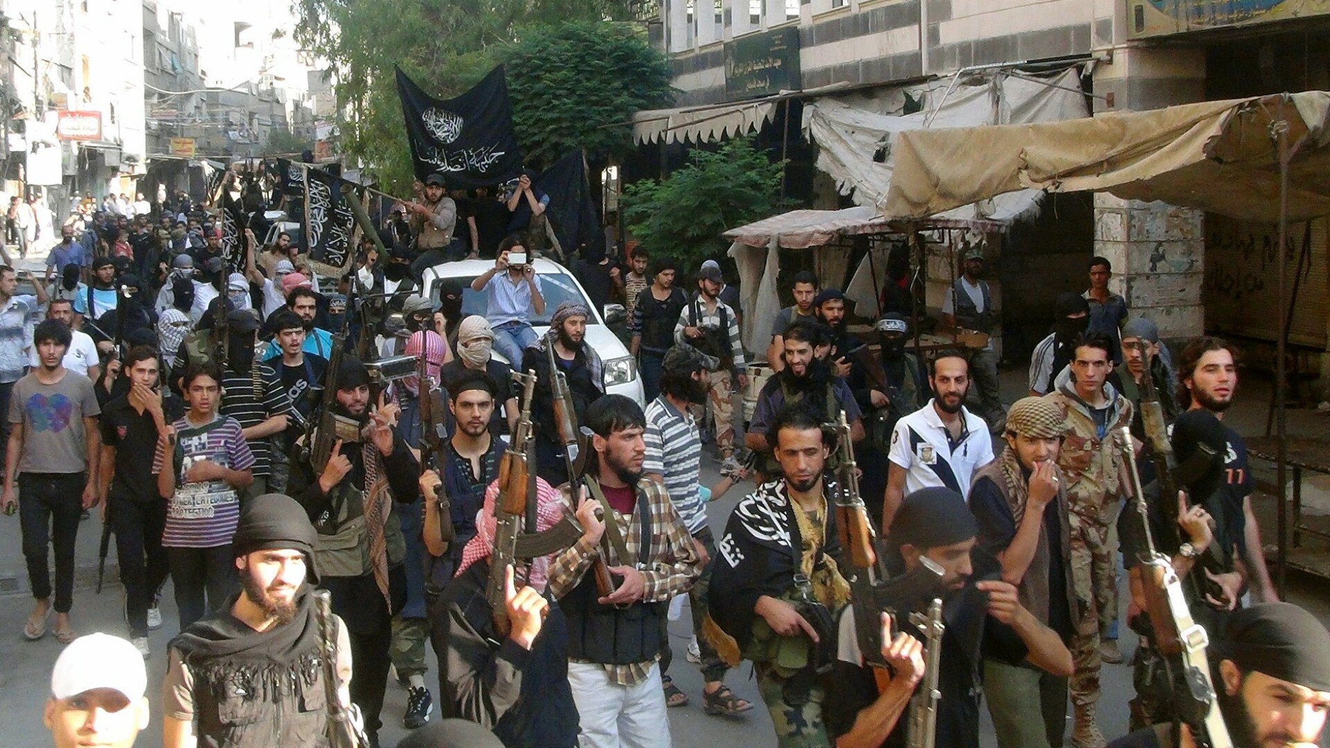 Teroristii Statului Islamic au preluat controlul unei tabere de refugiati de langa Damasc. 18.000 de oameni sunt in pericol