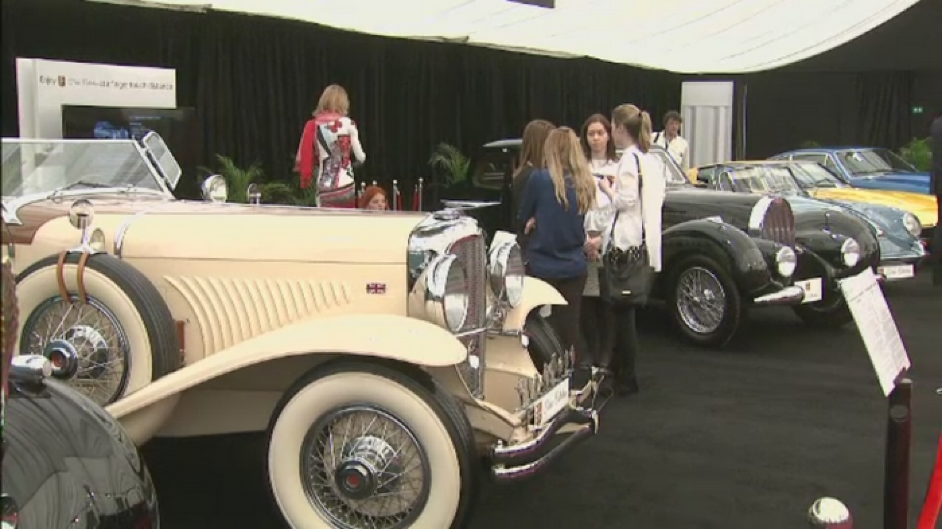 Targ auto cu masini celebre in Bucuresti. Masinile cu ani de istorie care pot fi admirate de pasionati