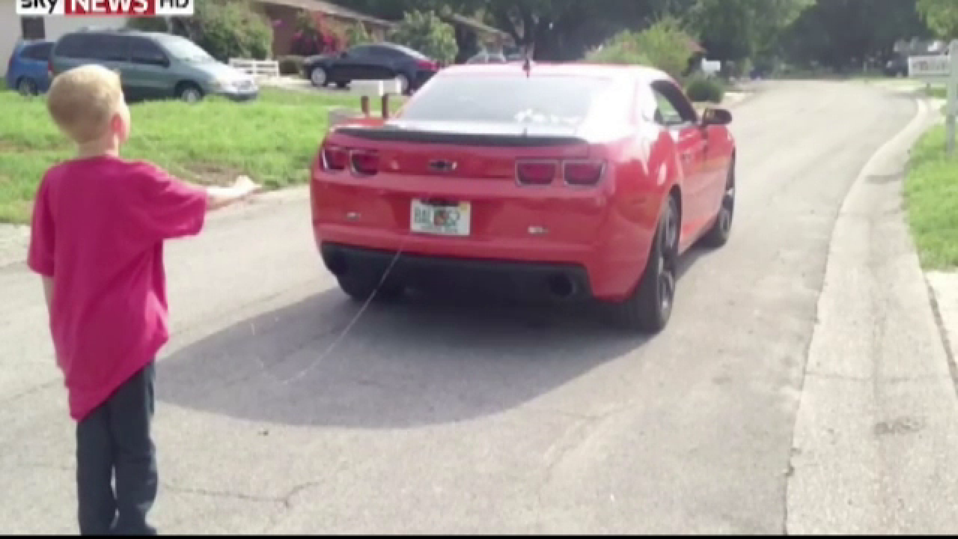 Metoda inedita prin care un tata i-a scos un dinte de lapte fiului sau. S-a folosit de un Chevrolet Camaro