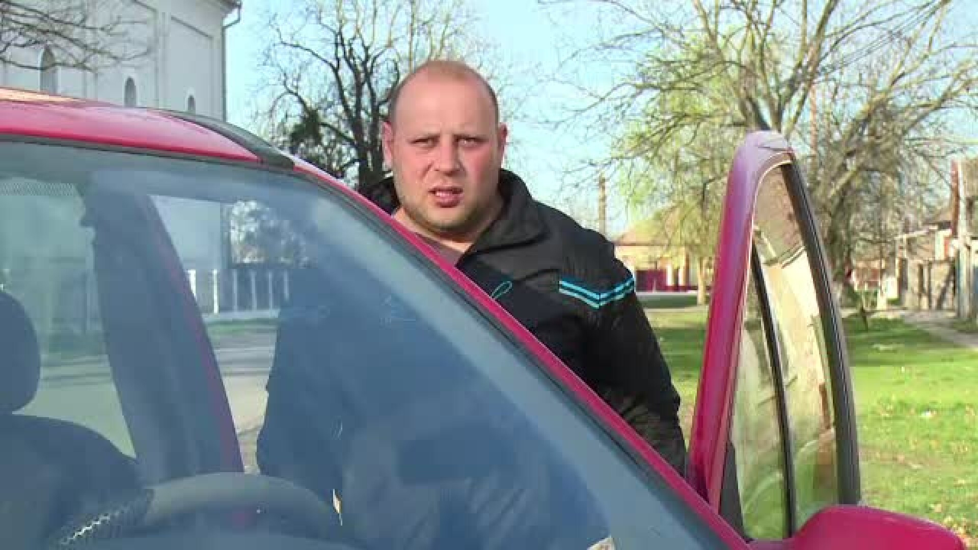 Un barbat care a lovit si amenintat un copil in curtea unui scoli, obligat sa isi ceara scuze. Tatal victimei reactioneaza