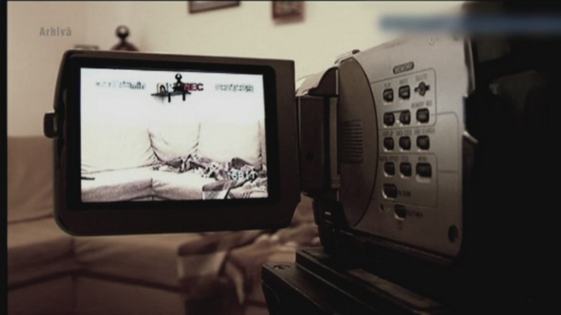 Barbat de 60 de ani arestat de politisti pentru pornografie infantila. Barbatul santaja minori si vindea filmele pe internet