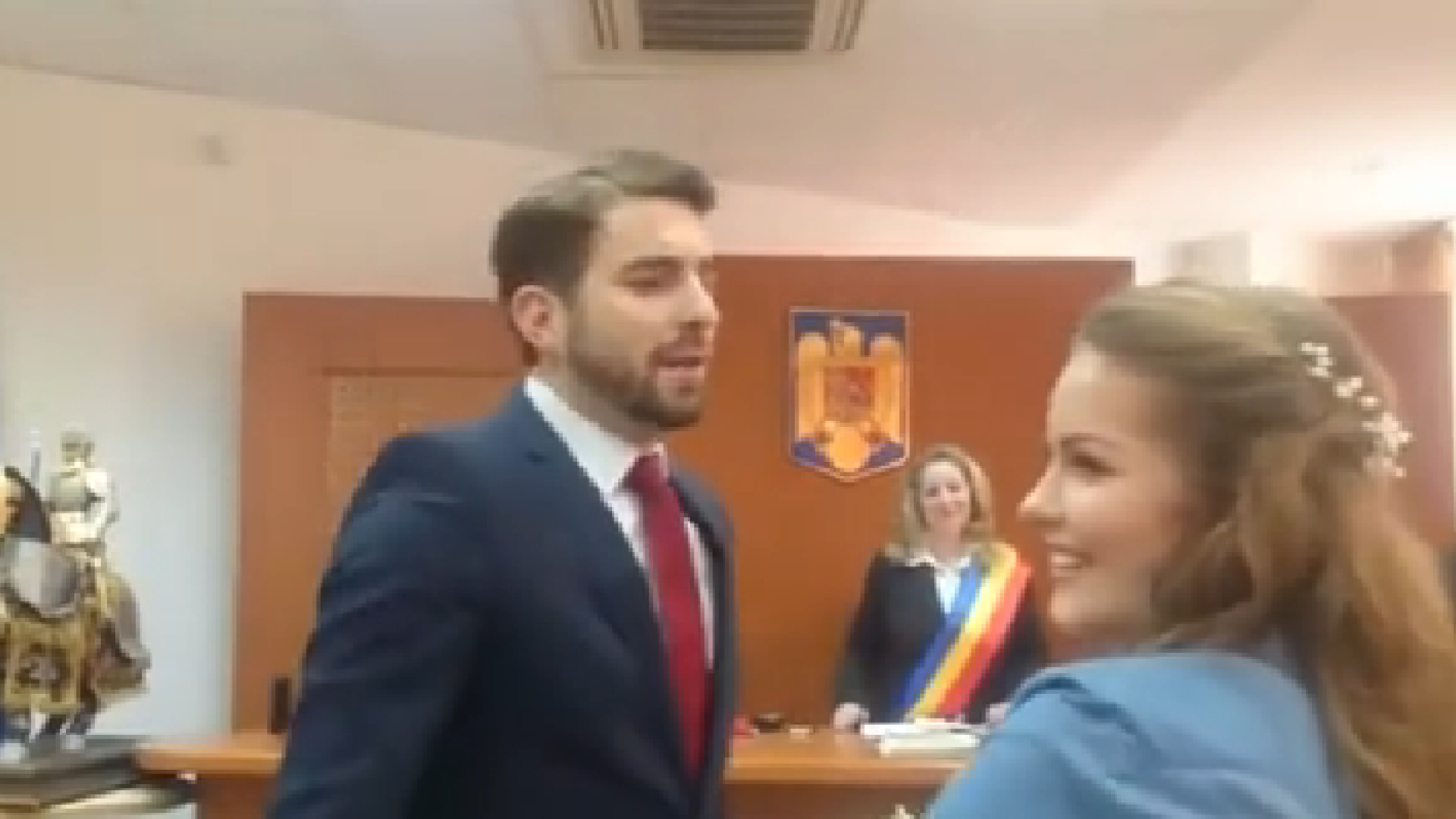Ii face proaspetei sotii o surpriza neasteptata in fata ofiterului de stare civila. Ce mesaj a primit apoi pe Facebook. VIDEO