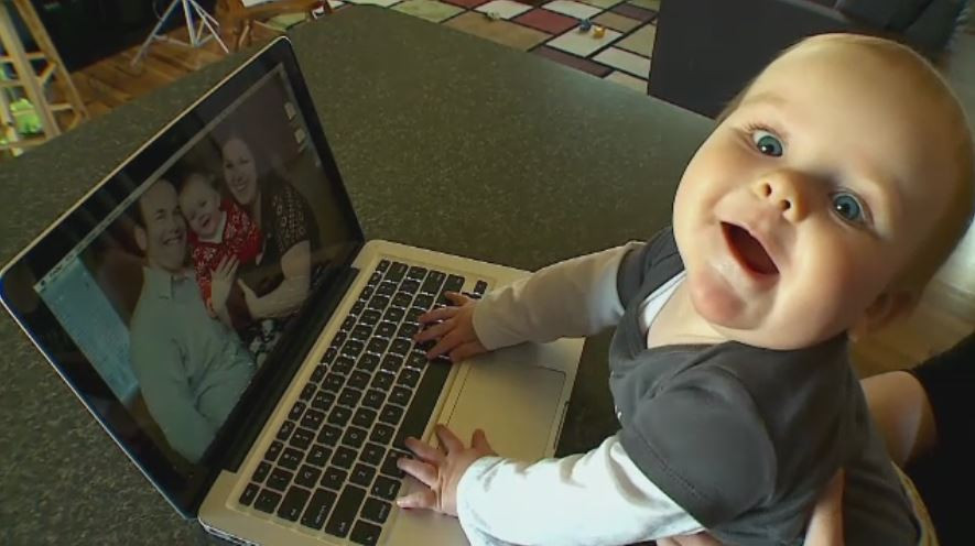 Un baietel de 8 luni din SUA i-a lasat pe ai lui fara 600 de dolari cu o singura apasare de tasta. Cum a fost posibil