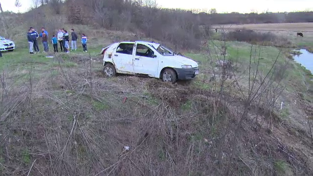 O soferita de 24 de ani si-a vazut moartea cu ochii. Masina ei s-a rasturnat intr-un canal si a inceput sa se umple cu apa