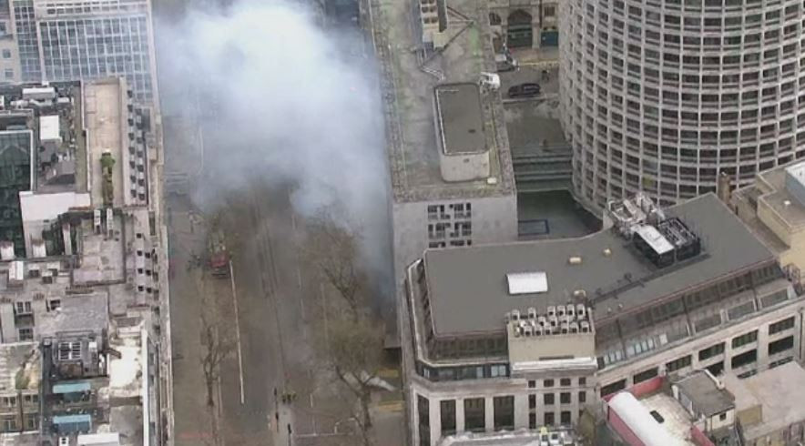 Un incendiu izbucnit la un cablu electric subteran a paralizat un cartier din Londra. 2.000 de oameni, evacuati