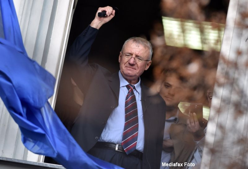 Ultranationalistul sarb Vojislav Seselj a dat foc steagului Croatiei in centrul Belgradului. "Trimit un mesaj statului croat"
