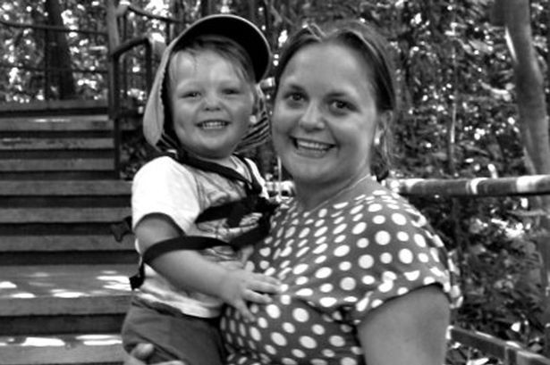 A murit subit la volan, cu baietelul ei de doi ani alaturi. Politistii au trait un soc cand au vazut scena, dupa 24 de ore