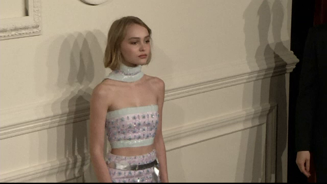 Fiica Vanessei Paradis si a lui Johnny Depp, la prima aparitie la un eveniment public. Tanara si-a eclipsat chiar si mama