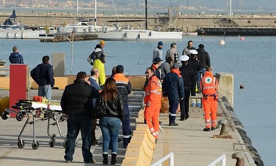 Un roman a murit, iar doi sunt disparuti dupa scufundarea unui pescador in Marea Adriatica