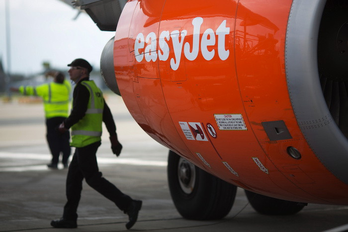 Un avion EasyJet a aterizat de urgenta la Roma, dupa ce un pasager a lovit o stewardesa din cauza unui sandvis