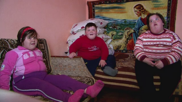Drama a trei frati din Hunedoara, diagnosticati cu obezitate morbida si parasiti de mama. "De ce nu vine sa ne vada?"