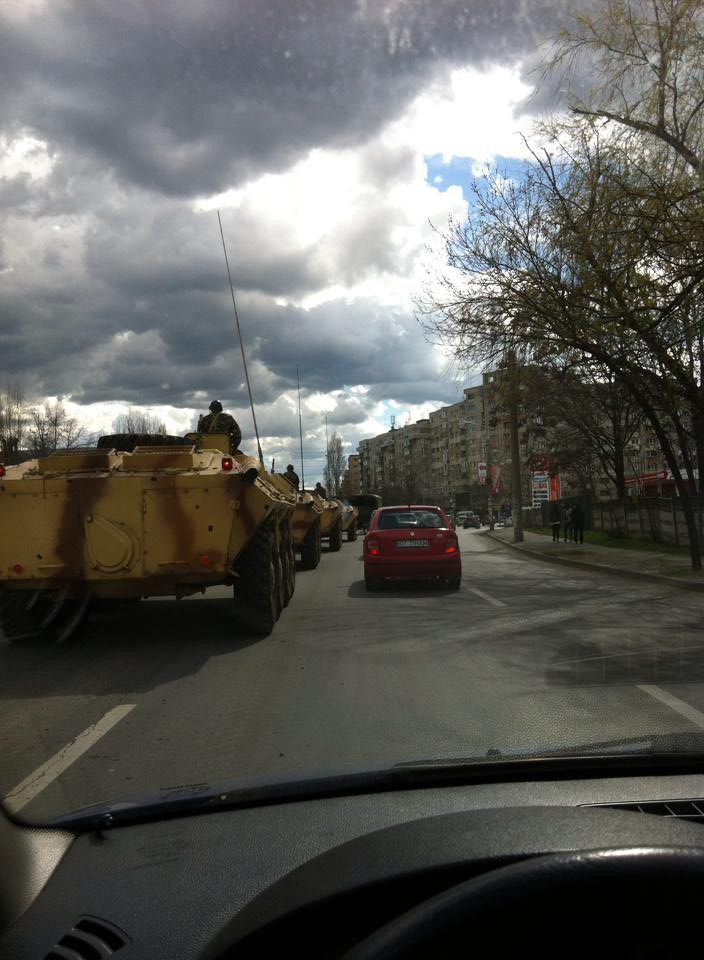 Transportoare blindate, surprinse in coloana prin Capitala. Explicatia oficiala a MApN pentru "sperietoarea" din trafic. FOTO