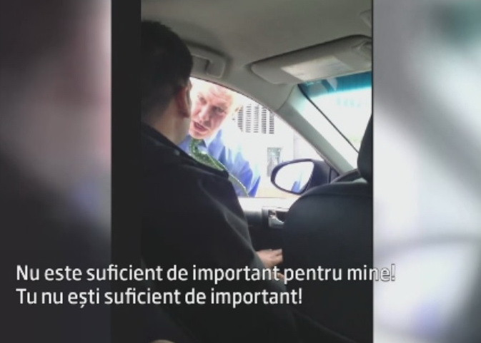 Iesirea nervoasa a unui politist din New York la adresa unui sofer de taxi, pentru ca nu a semnalizat la parcare
