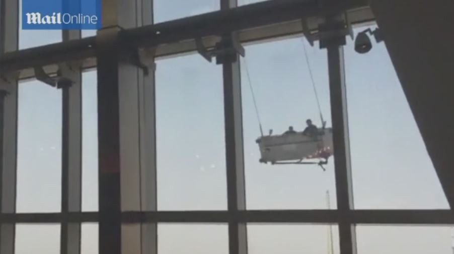 Imagini incredibile filmate in Shanghai. Doi barbati care curatau geamuri, la un pas de moarte