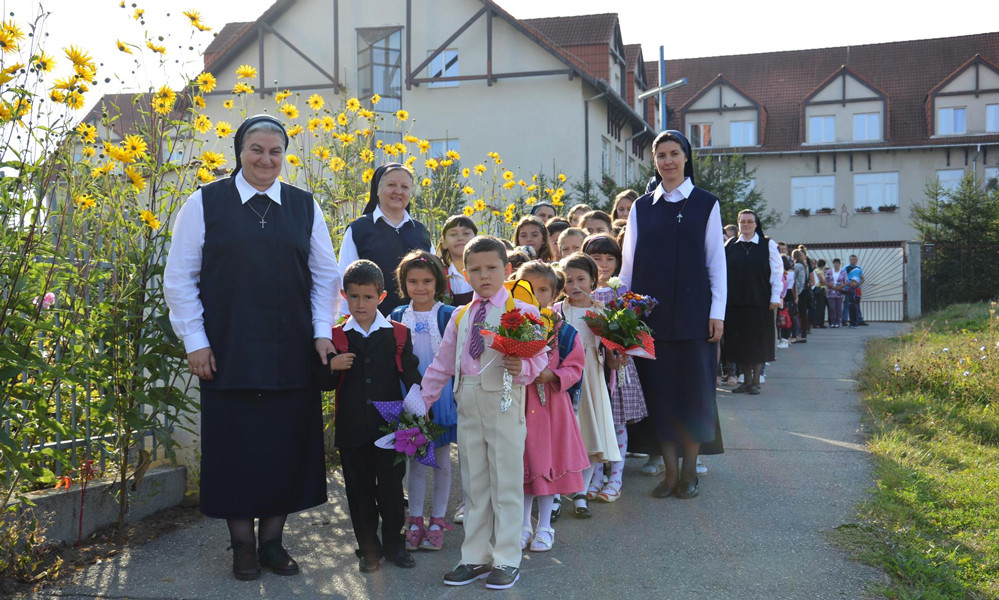 Casa din bomboane inaltata de un bancher si tinuta de calugarite. "Daca scap vie din inchisoare, ma voi ocupa de copii"