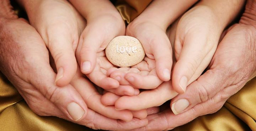 "Romania trece printr-o criza sufleteasca". Copiii carora maicutele au ajuns sa le tina loc de mama, tata si bunici