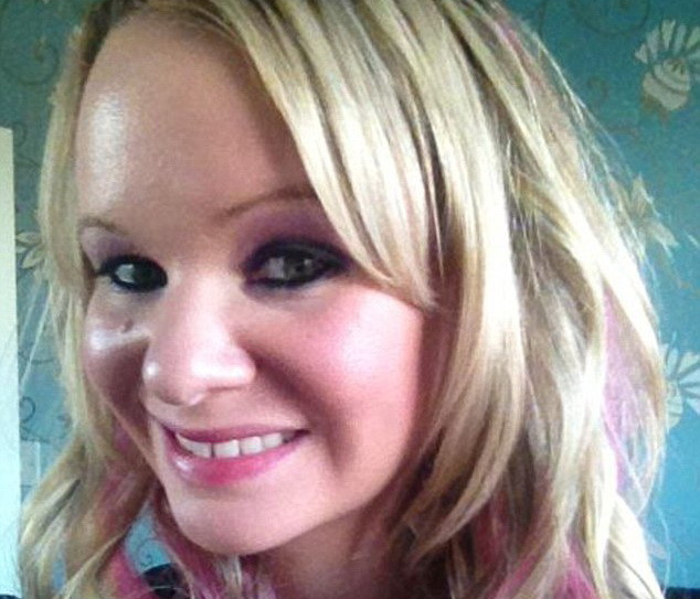 Experienta traumatizanta a unei tinere dupa ce si-a pus extensii de par. Medicii i-au facut o gaura in cap pentru a o salva