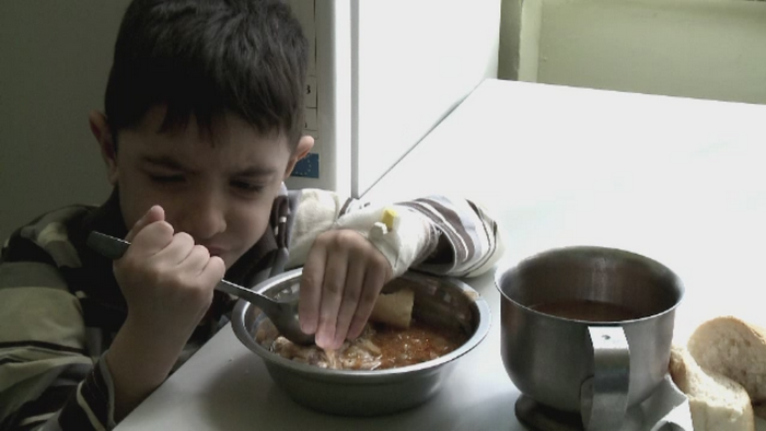 Zeama lunga cu o urma de carne - meniul de 5 lei/ zi al bolnavilor internati. Pe ce mizeaza statul pentru cheltuieli mai mici
