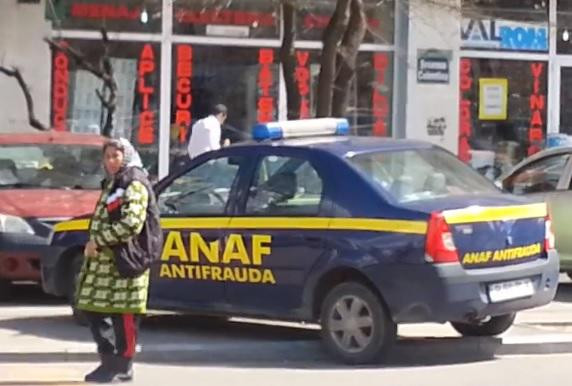 VIDEO ​Clipul zilei: Facturi de vanzare, langa masina ANAF