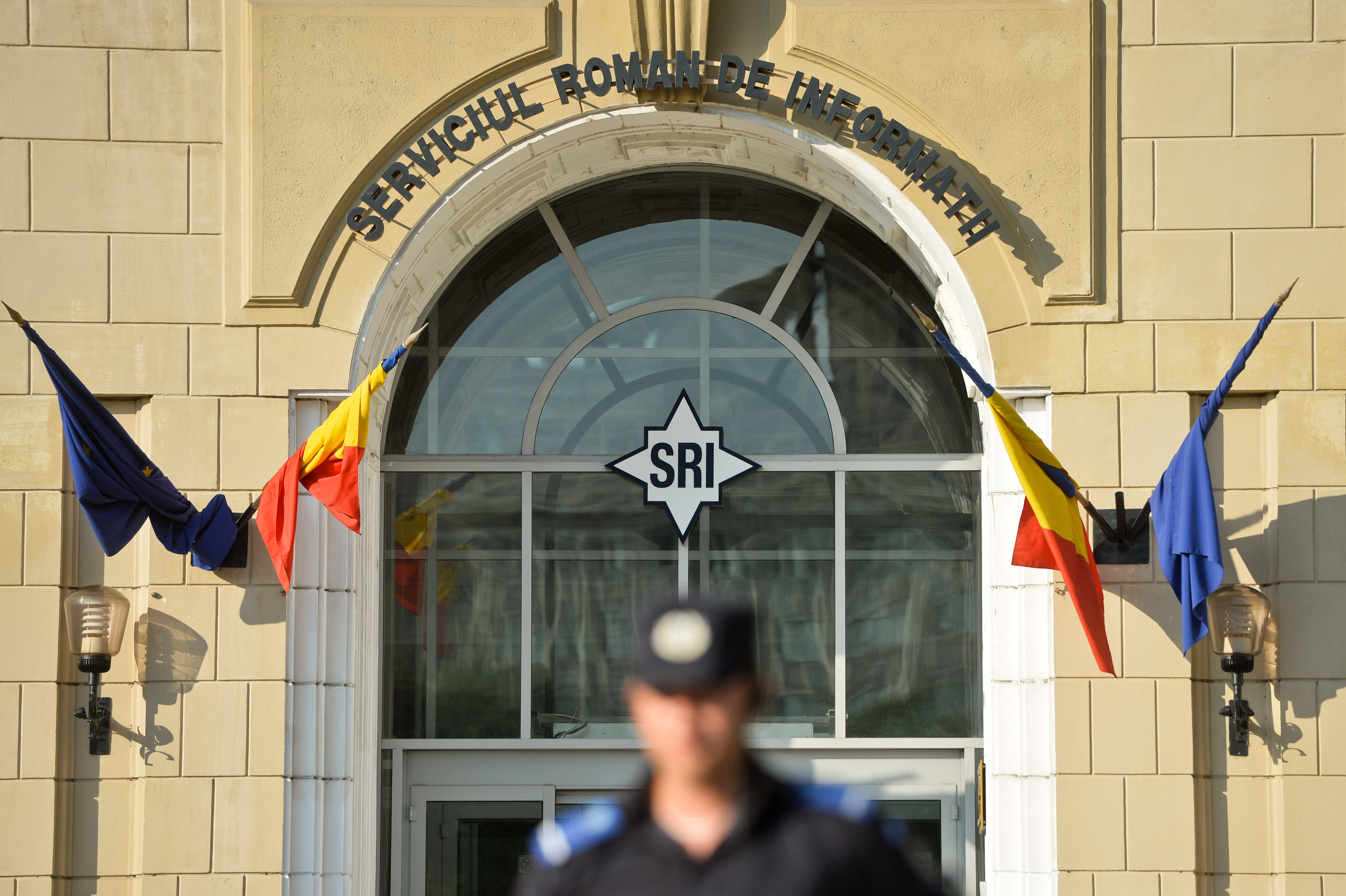 A aparut prima carte despre istoria SRI. Hellvig: "Am incercat sa pastram aproape 100% realitatile momentului"