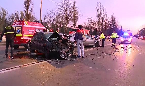 A pierdut controlul volanului si al lovit puternic o alta masina. Cei doi soferi din Capitala au ajuns la spital