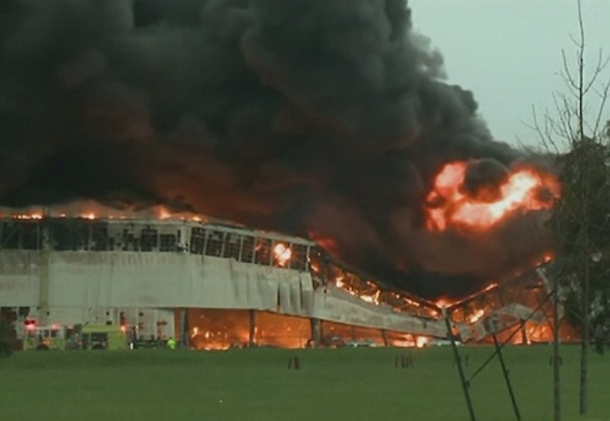 Incendiu urias la un complex de cladiri din Louisville, SUA. "A plouat" cu funingine pe o raza de 5 kilometri