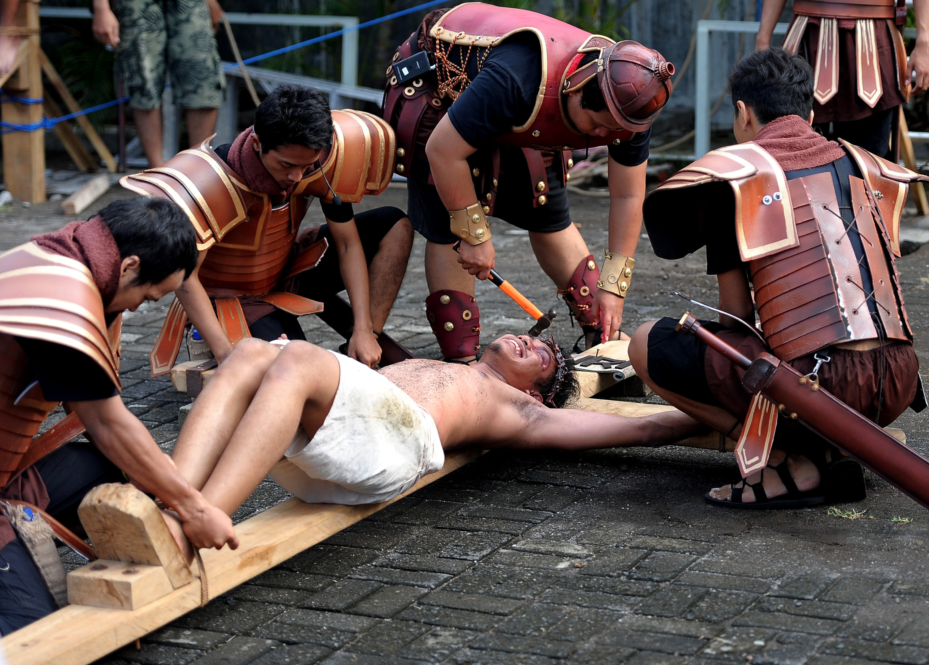 Crucificarea lui Iisus, reconstituita in Filipine in Vinerea Mare. Imagini dure cu credinciosi rastigniti in numele credintei