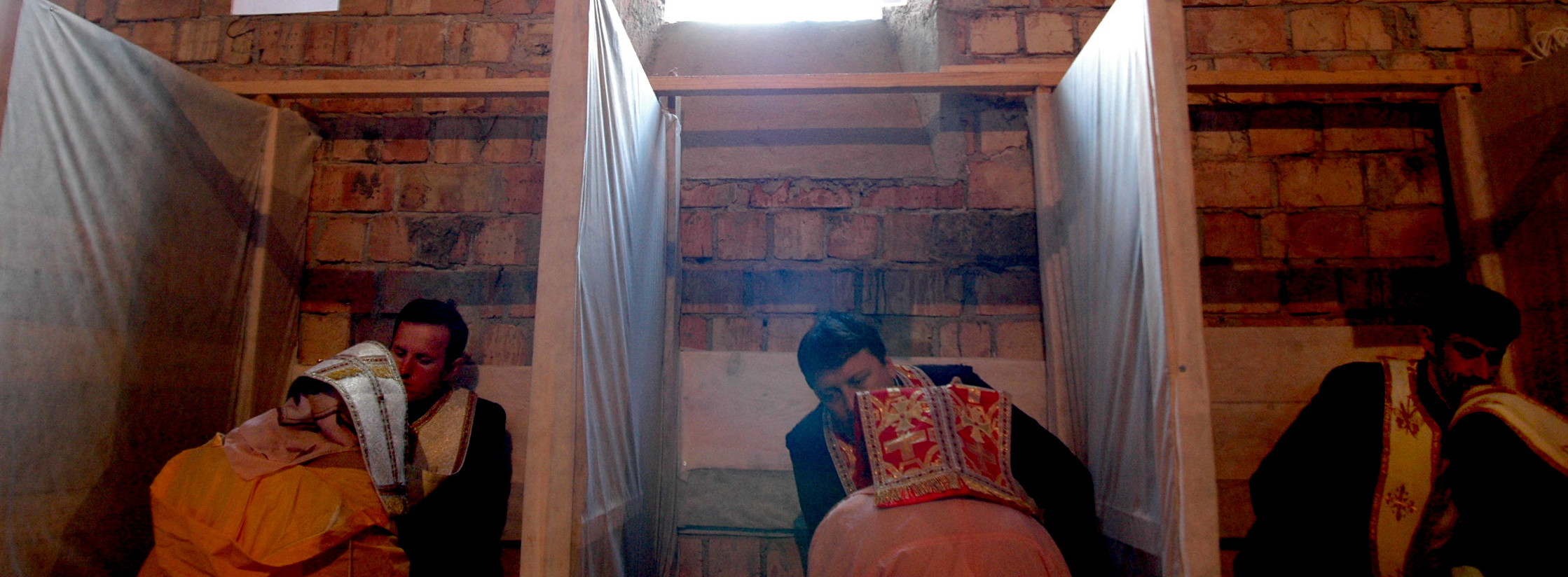 Pacatele lumii moderne si spovedania dinaintea Pastelui. Ce spun preotii despre Facebook si internet