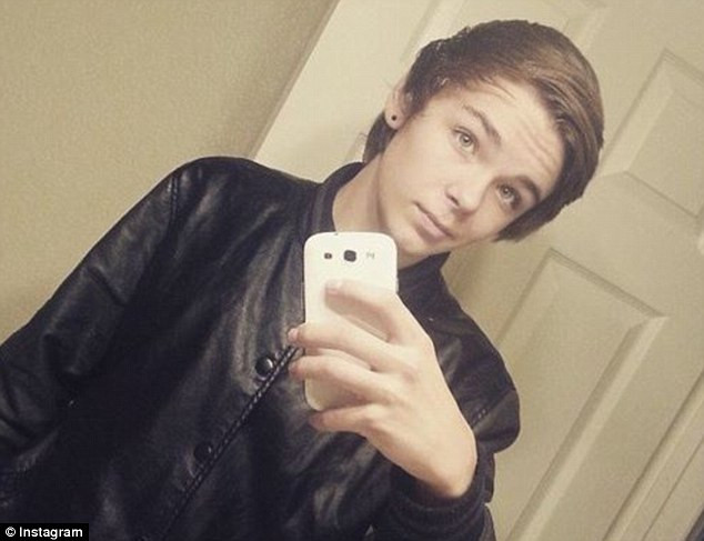 Un elev de 14 ani s-a sinucis pentru ca nu mai suporta agresiunile colegilor mai mari de la scoala. Ce spun prietenii lui