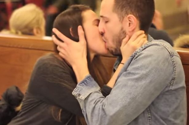 Ce se intampla cand o tanara incearca sa sarute cu forta mai multi barbati. "Sper sa nu iau un pumn in față"