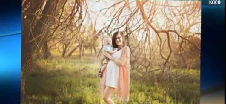 O tanara mama din Statele Unite si-a "adaugat" sotul decedat intr-o fotografie de familie. Imaginea s-a viralizat