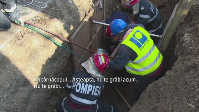 Accident pe un santier din Arges. Un muncitor a fost prins sub tone de pamant, dupa ce malul s-a surpat