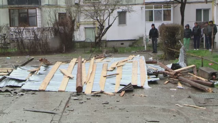 Vantul puternic a smuls acoperisurile de pe blocuri, la Iasi. Ce anunta meteorologii pentru zilele urmatoare