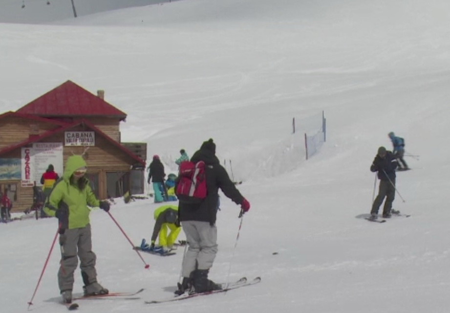 Peisaj de iarna pe Valea Prahovei, dupa ninsorile din ultimele zile. Sezonul de schi se prelungeste pana in luna mai