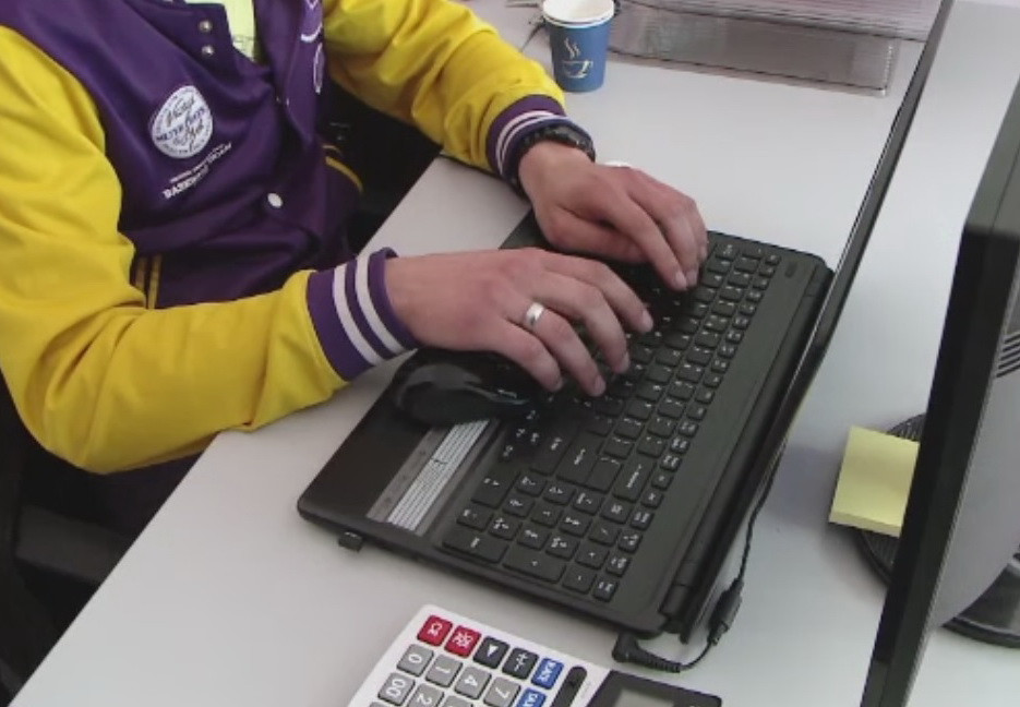 Un barbat din Targoviste a vrut sa-si cumpere 2 basculante de pe net. Ce a patit dupa ce a dat comanda