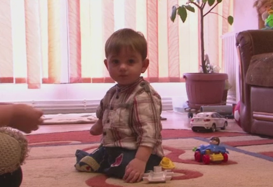 Luca are nevoie de ajutor. S-a nascut cu jumatati de picioare si fara o mana, iar parintii nu au bani pentru proteze