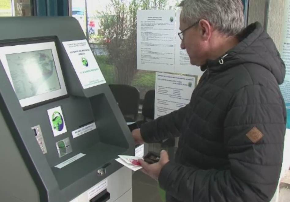 Gata cu cozile pentru permisul de acces in Delta Dunarii sau pentru cel de pescuit. Turistii pot plati de acum la bancomat