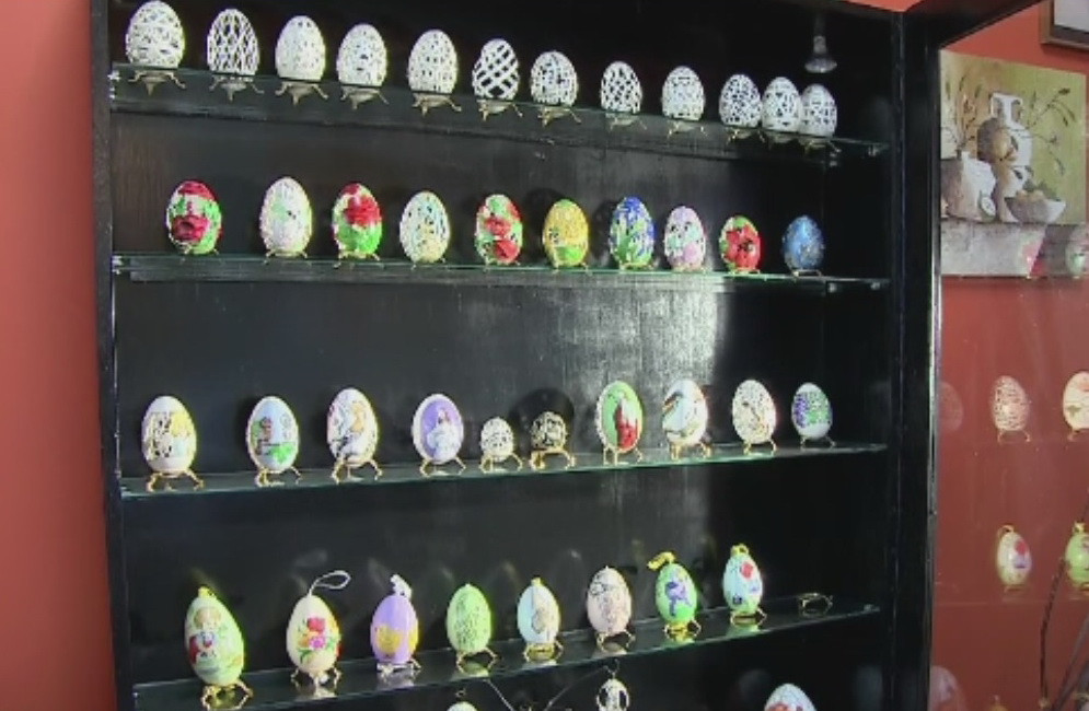 O poloneza decupeaza ouale de Paste, apoi le vopseste. Cat costa un ou lucrat zile intregi cu ustensile de stomatolog