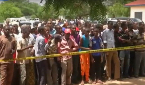 Tablou macabru in Kenya. Autoritatile au expus cadavrele atacatorilor care au ucis 148 de persoane la o universitate. VIDEO
