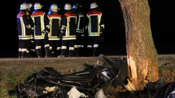 Politistii nu au putut sa gaseasca soferul cand au ajuns la locul accidentului. Cum arata masina dupa impact. FOTO