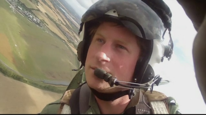 Printul Harry a zburat cu capul in jos intr-un avion de epoca. Privelistea de care s-a bucurat acesta