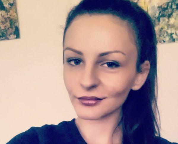 Tanara de 16 ani, lovita de un sofer inconstient si lasata in strada. Dora este in coma si are urgent nevoie de sange