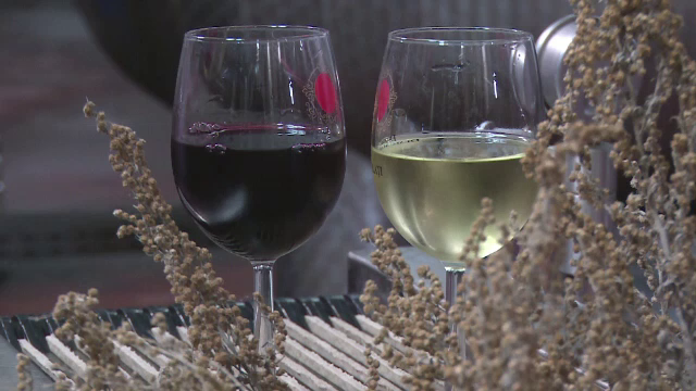 Vinul pelin revine la moda. Care este reteta si de ce recomanda expertii sa nu ne lipseasca de pe masa de Paste