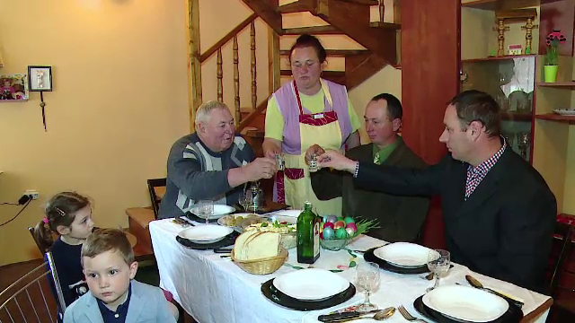 Catolicii au sarbatorit Pastele in familie. Gospodinele au pregatit mese imbelsugate, iar copiii au fost vizitati de iepuras